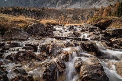 Une très belle photo de paysage, avec une lumière superbe et un magnifique rendu de l’eau. Les couleurs d’automne apportent beaucoup de profondeur et de caractère à l’image.