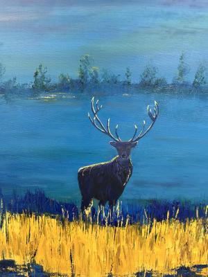 Chantal, Cette peinture met en scène un cerf majestueux au cœur d’un paysage lumineux. Le contraste entre le bleu du ciel et de l’eau et le jaune éclatant des herbes crée une ambiance poétique et chaleureuse.